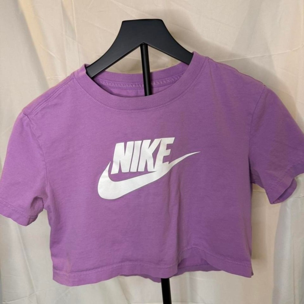 Nike Swoosh purple‎ and white crop top